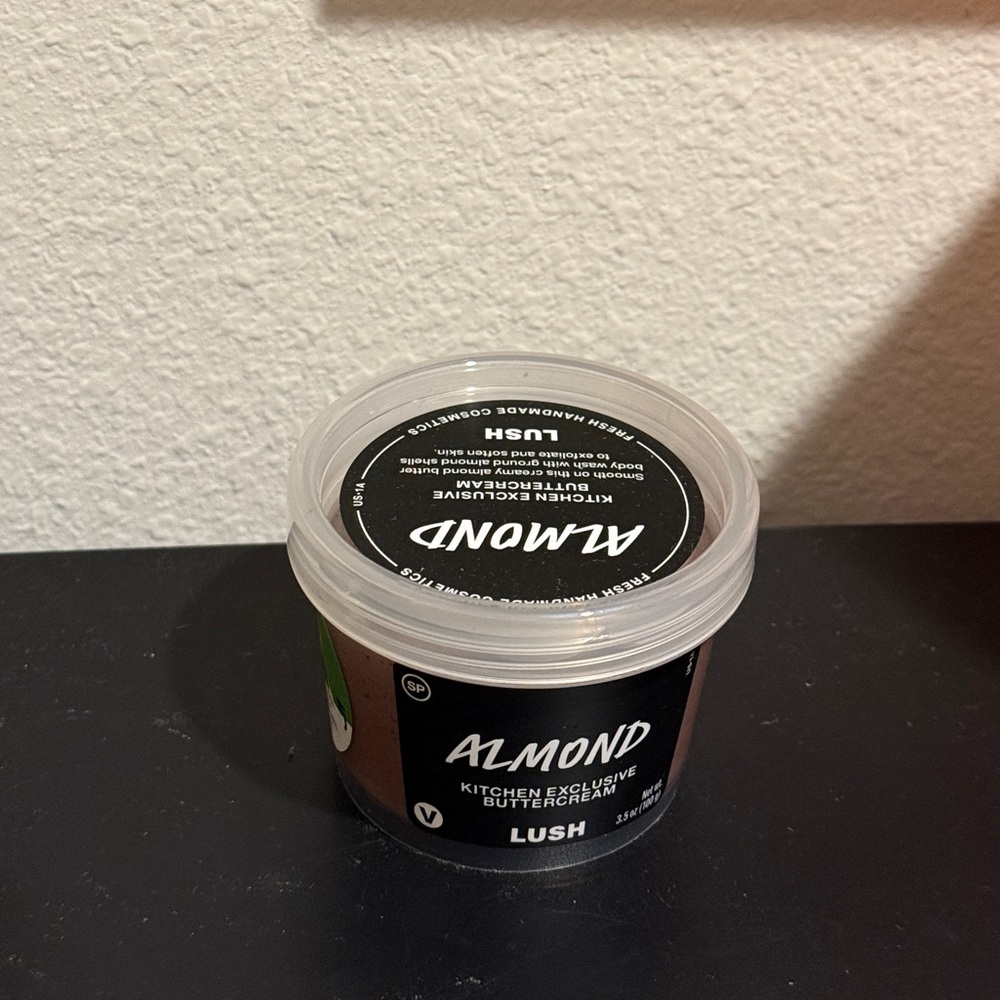 Lush - Almond buttercream shower kitchen box exclusive